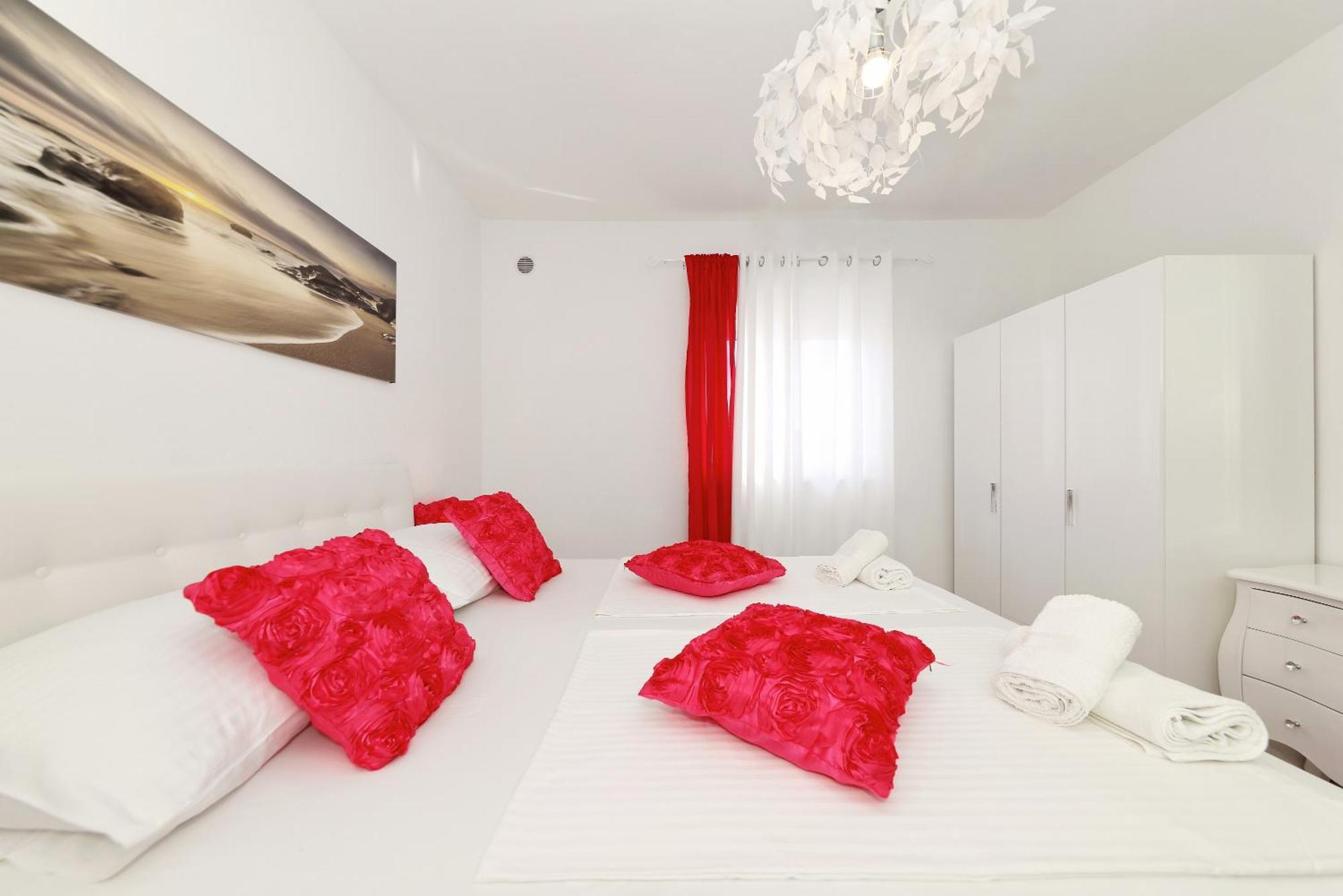 Apartments Rosini, 300M From The Beach With Shared Tavern And Bikes, Nin Exteriér fotografie
