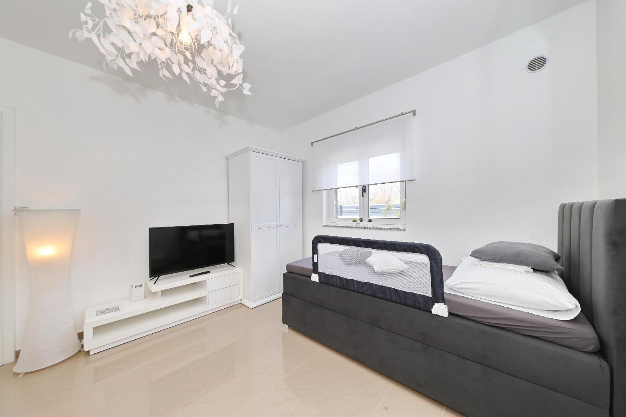 Apartments Rosini, 300M From The Beach With Shared Tavern And Bikes, Nin Exteriér fotografie